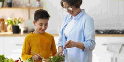 ¿Cómo puedo ayudar a los niños a comer mejor?