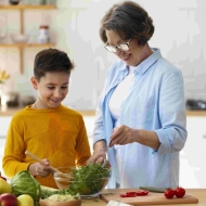 ¿Cómo puedo ayudar a los niños a comer mejor?